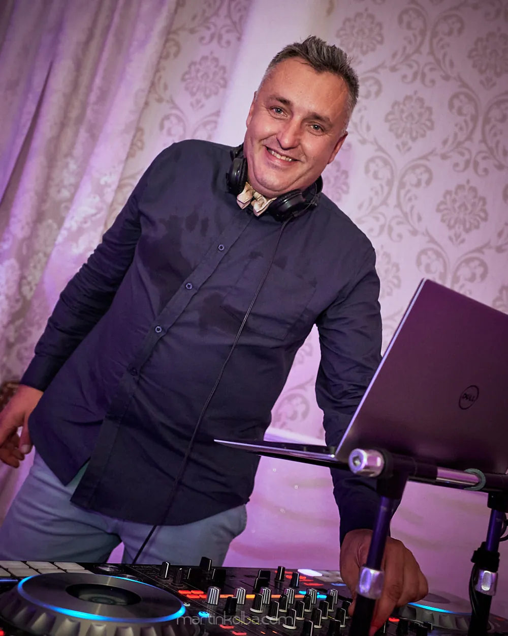 Jaroslav Genčur – DJ Twister pri DJ pulte na svadbe
