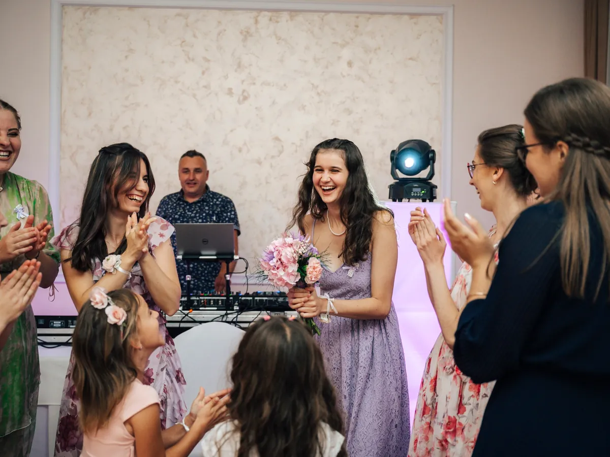 Družičky pri DJ pulte.